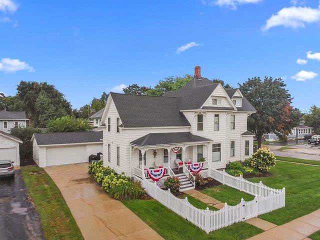 102 E Court STREET, Elkhorn, WI 53121