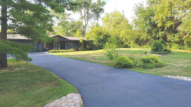 83 Wildwood Drive, Barrington, IL 60010