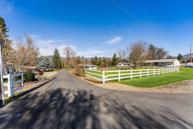 274 Parkhill Place, Grants Pass, OR 97527