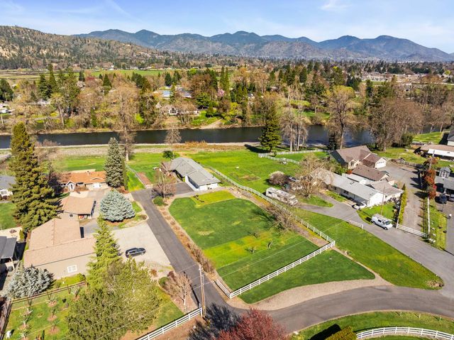 274 Parkhill Place, Grants Pass, OR 97527