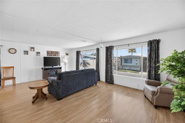725 W THORNTON Avenue 136, Hemet, CA 92543