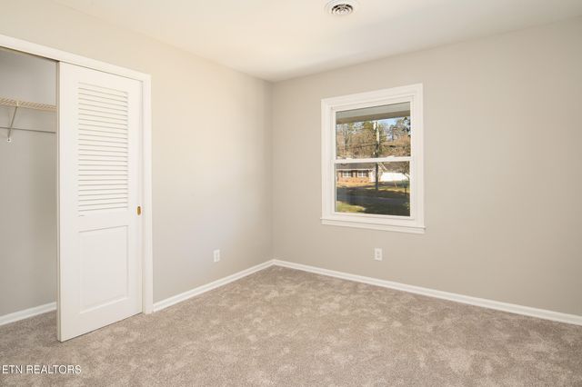 107 Nebraska Ave, Oak Ridge, TN 37830