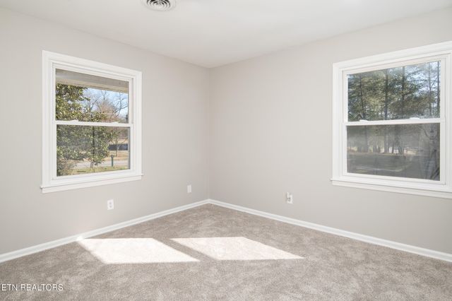 107 Nebraska Ave, Oak Ridge, TN 37830