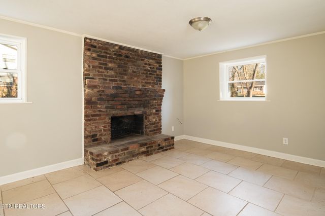 107 Nebraska Ave, Oak Ridge, TN 37830