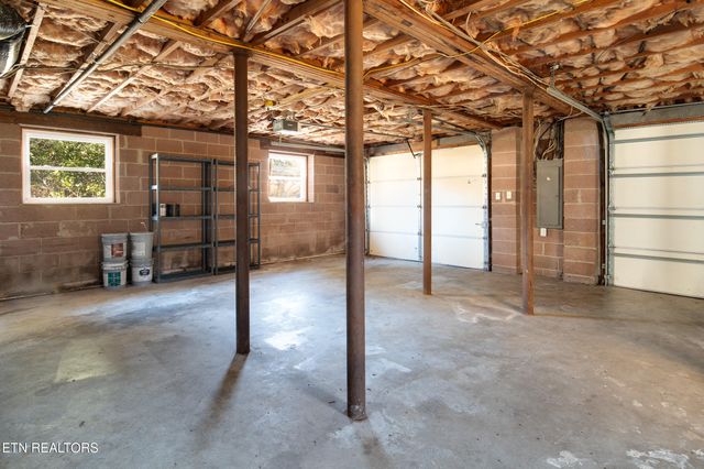 107 Nebraska Ave, Oak Ridge, TN 37830