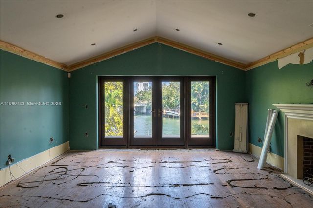 5005 Lakeview Dr, Miami Beach, FL 33140