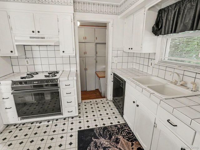 6350 Robinson Avenue, Allen Park, MI 48101