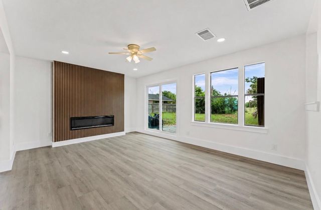 15806 Lakeview Drive, Beach City, TX 77523