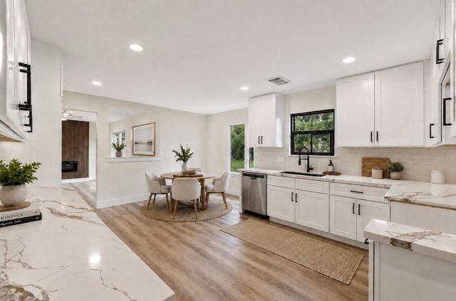 15806 Lakeview Drive, Beach City, TX 77523