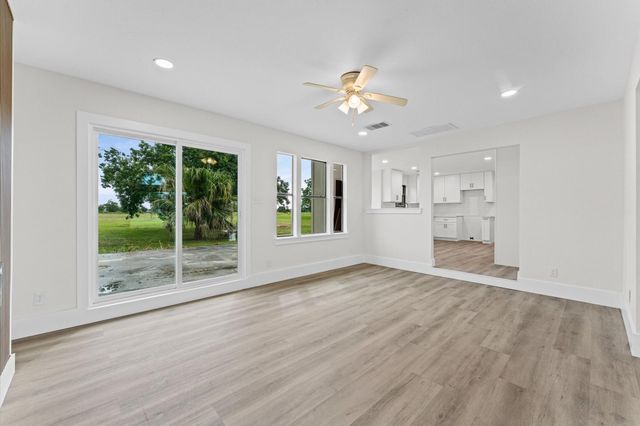 15806 Lakeview Drive, Beach City, TX 77523
