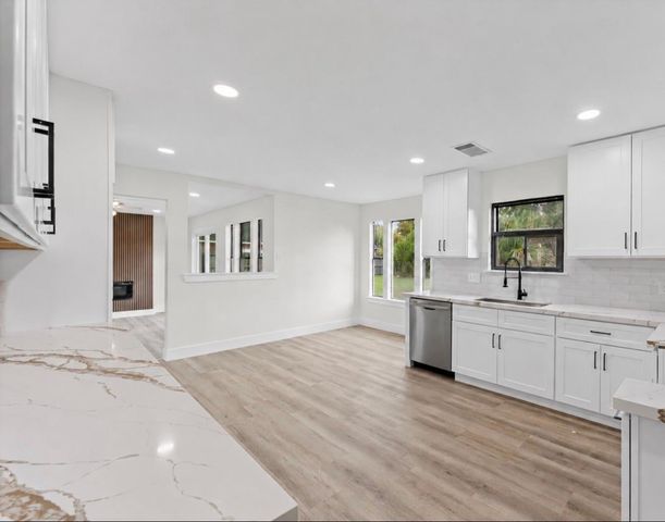 15806 Lakeview Drive, Beach City, TX 77523
