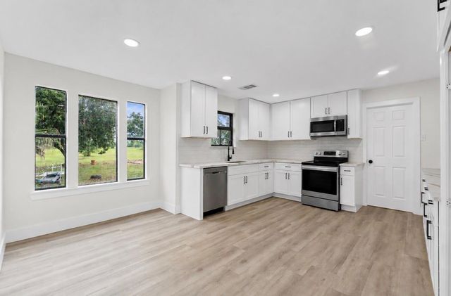 15806 Lakeview Drive, Beach City, TX 77523