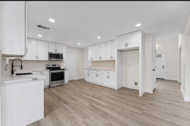 15806 Lakeview Drive, Beach City, TX 77523