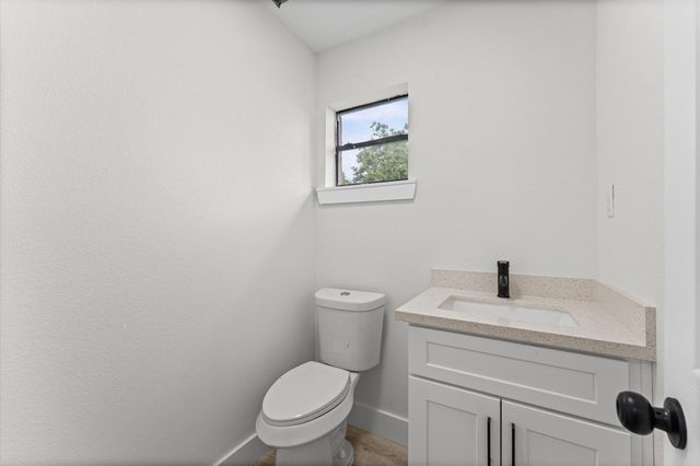 15806 Lakeview Drive, Beach City, TX 77523