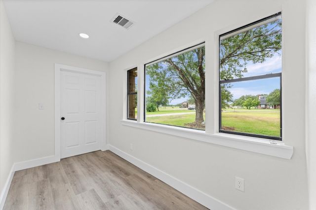 15806 Lakeview Drive, Beach City, TX 77523