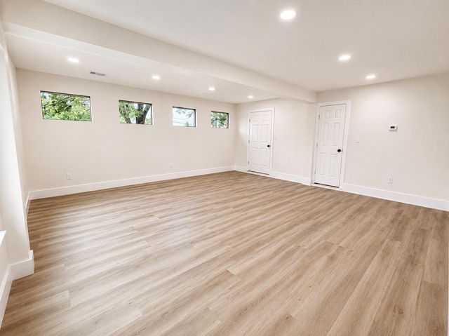 15806 Lakeview Drive, Beach City, TX 77523