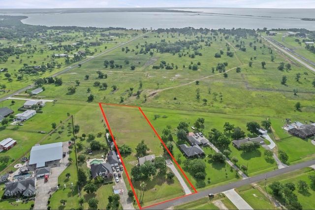 15806 Lakeview Drive, Beach City, TX 77523