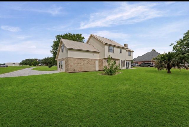 15806 Lakeview Drive, Beach City, TX 77523
