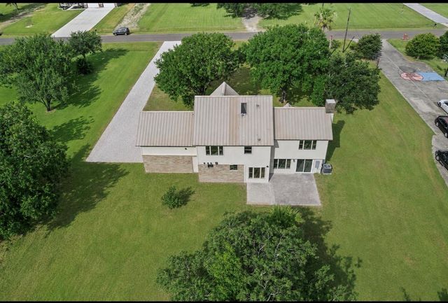 15806 Lakeview Drive, Beach City, TX 77523