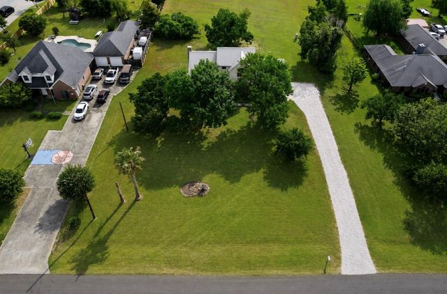 15806 Lakeview Drive, Beach City, TX 77523