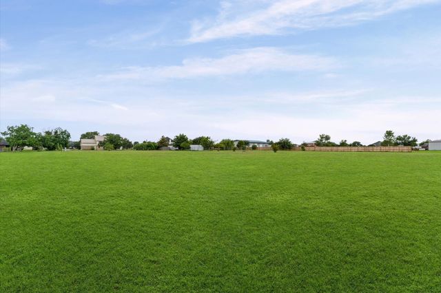 15806 Lakeview Drive, Beach City, TX 77523