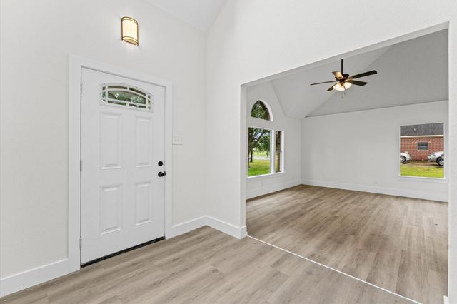 15806 Lakeview Drive, Beach City, TX 77523