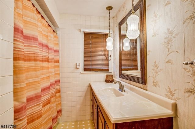 606 Knopf St, Linden City, NJ 07036