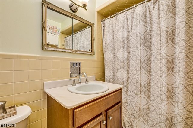 606 Knopf St, Linden City, NJ 07036