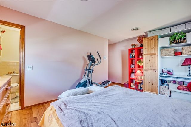 606 Knopf St, Linden City, NJ 07036