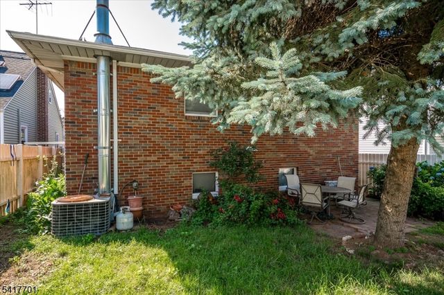 606 Knopf St, Linden City, NJ 07036