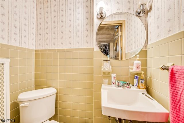 606 Knopf St, Linden City, NJ 07036