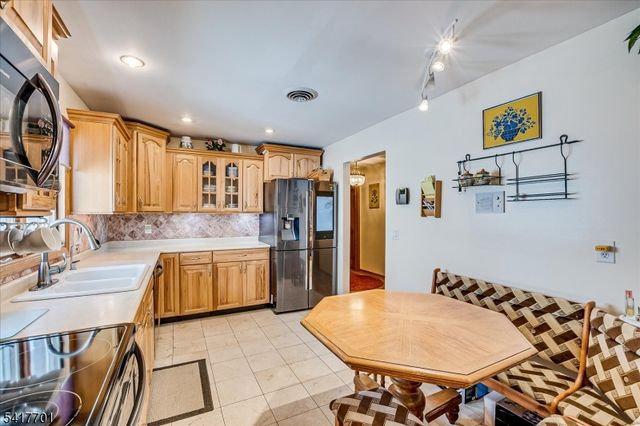 606 Knopf St, Linden City, NJ 07036