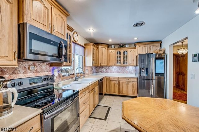 606 Knopf St, Linden City, NJ 07036