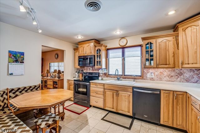 606 Knopf St, Linden City, NJ 07036