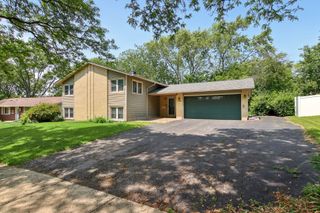 6100 Ridgeway Drive, Woodridge, IL 60517