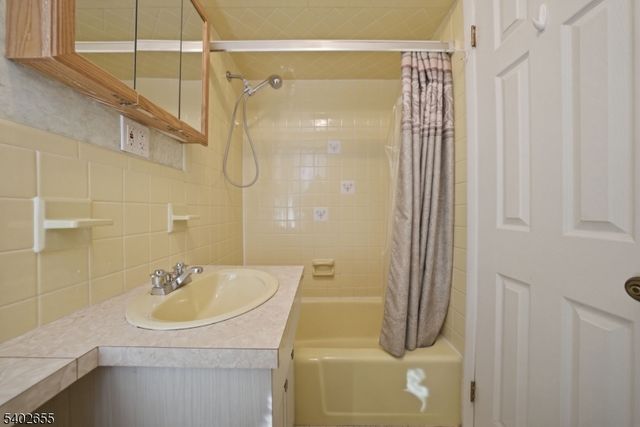 249 Parish Dr, Wayne Twp., NJ 07470