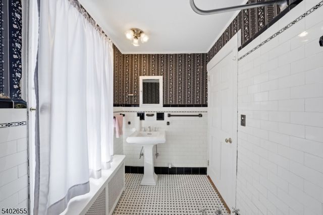 249 Parish Dr, Wayne Twp., NJ 07470