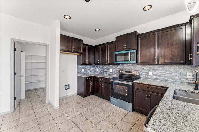 100 Serpentine LN, Jarrell, TX 76537