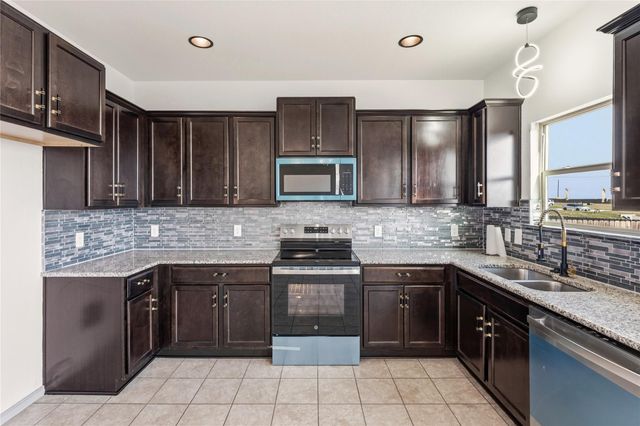 100 Serpentine LN, Jarrell, TX 76537