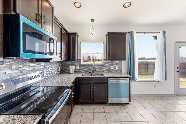 100 Serpentine LN, Jarrell, TX 76537