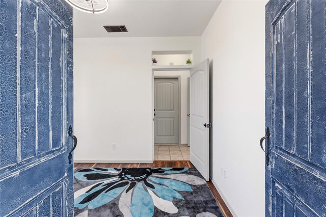 100 Serpentine LN, Jarrell, TX 76537