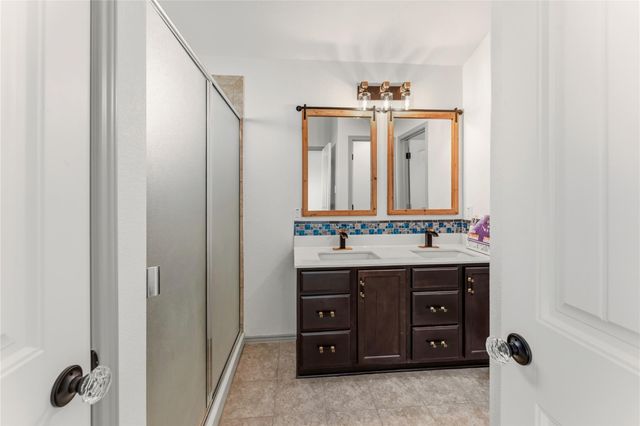 100 Serpentine LN, Jarrell, TX 76537