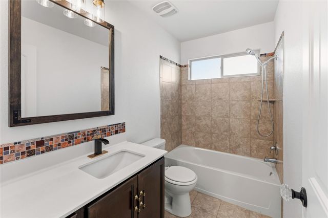 100 Serpentine LN, Jarrell, TX 76537