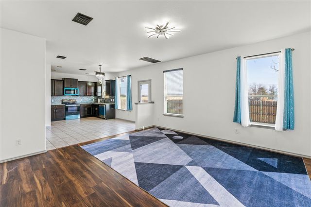 100 Serpentine LN, Jarrell, TX 76537