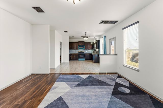 100 Serpentine LN, Jarrell, TX 76537