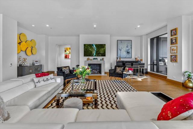 21 N May Street 501, Chicago, IL 60607