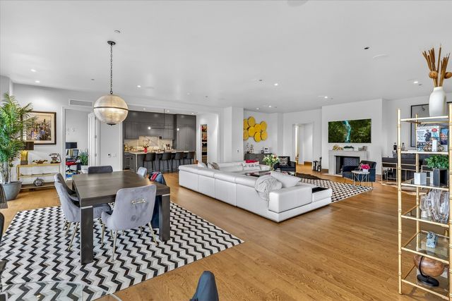 21 N May Street 501, Chicago, IL 60607