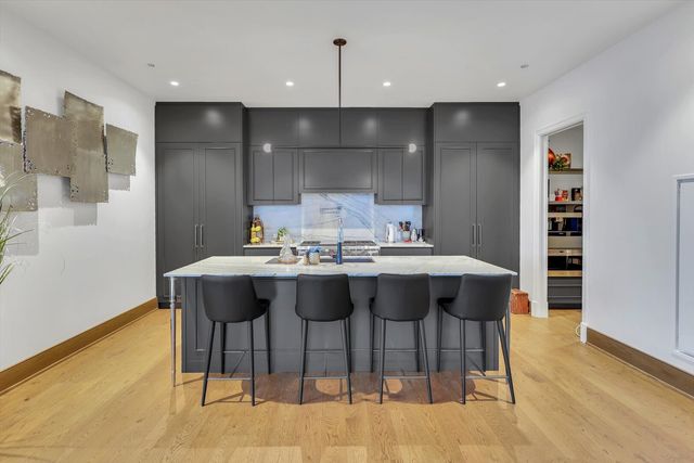 21 N May Street 501, Chicago, IL 60607