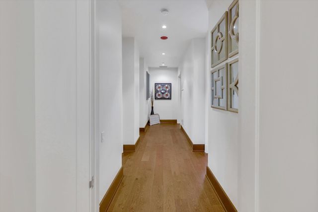 21 N May Street 501, Chicago, IL 60607