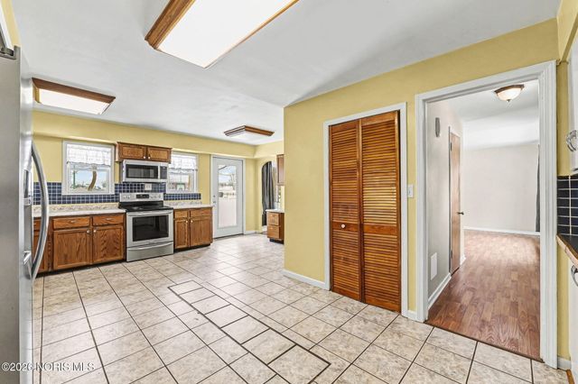 324 W Mcpherson Avenue, Findlay, OH 45840